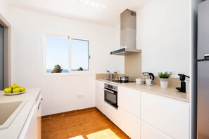 Coffee/tea maker, fridge, microwave, oven - Villa Varadero by Escape Home (Alaior)