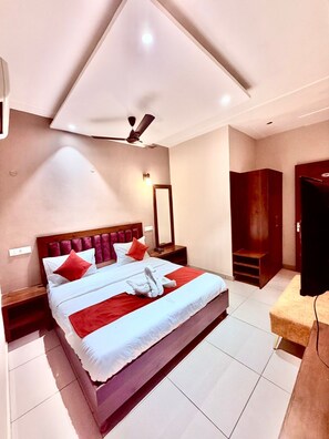 Classic Double Room | Desk, laptop workspace, free WiFi