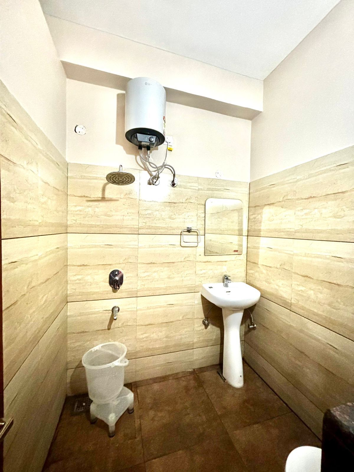 Un baño pequeño con inodoro, lavamanos y ducha.