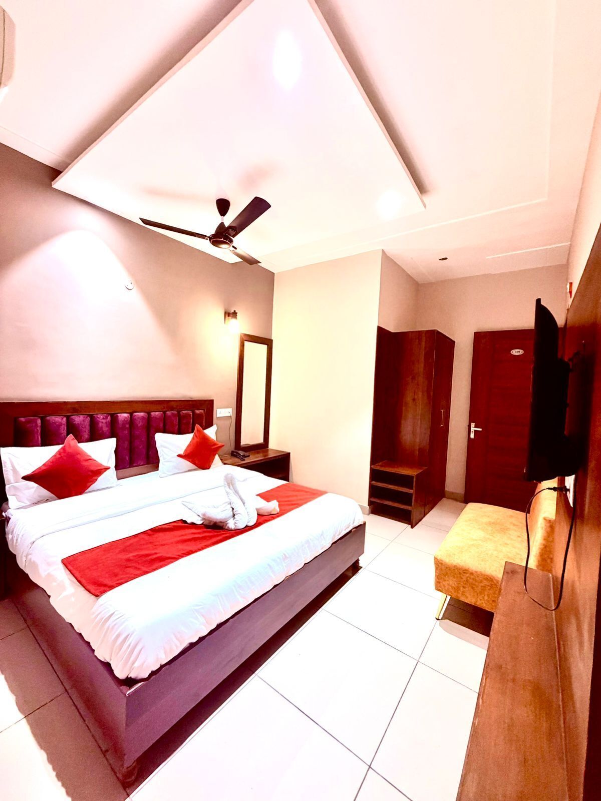 Työpöytä, kannettavalle tietokoneelle sopiva työtila, ilmainen Wi-Fi