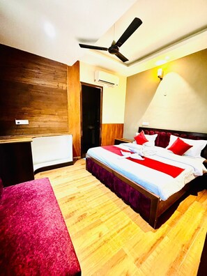 Bureau, espace de travail pour ordinateur portable, Wi-Fi gratuit