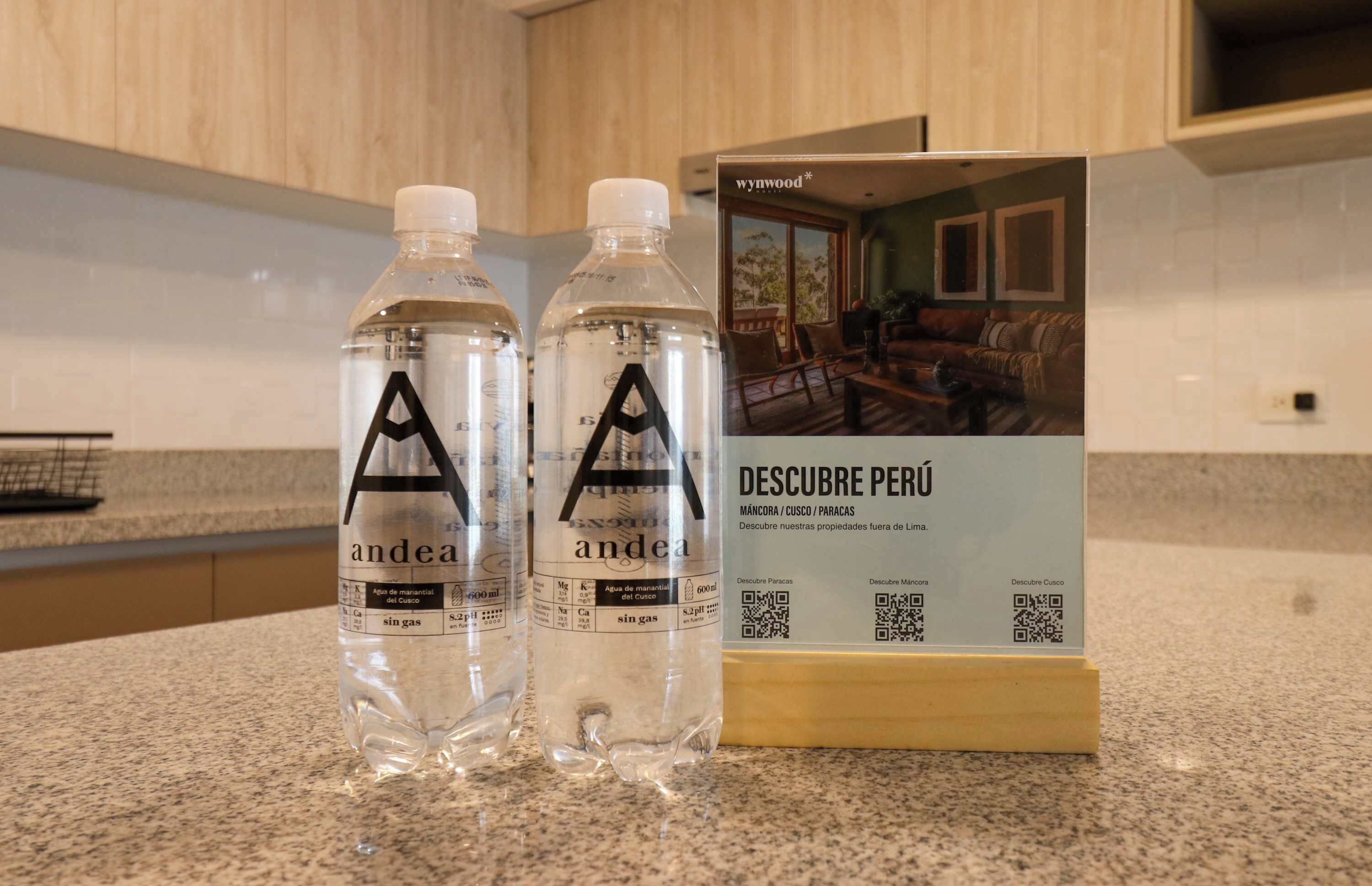 Two bottles of water labeled 'andea' and a brochure titled 'DESCUBRE PERÚ'.