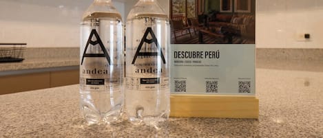 Two bottles of water labeled 'andea' and a brochure titled 'DESCUBRE PERÚ'.