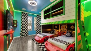 10 bedrooms, Internet - Upstay Epic Windsor Home w Pool Cinema Games (Kissimmee)