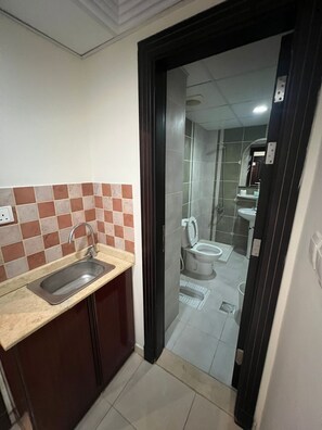 Bathtub, hair dryer, towels, soap - Grand Jawaher Alhashmiye Hotel Makkah (Makkah)