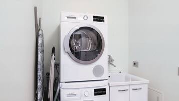 Apartment, Mountain View | Premium bedding, down duvets, iron/ironing board, cots/infant beds