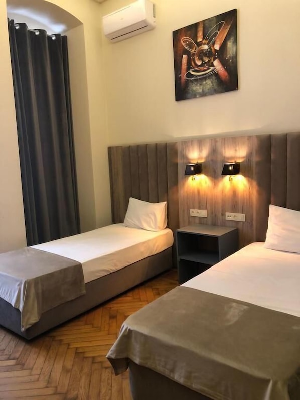 Basic Room | Egyptian cotton sheets, premium bedding, down duvets, in-room safe - Renaissance Boutique Hotel (Baku)