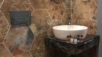 Chambre | Salle de bain | Douche, douche à « effet pluie », articles de toilette gratuits