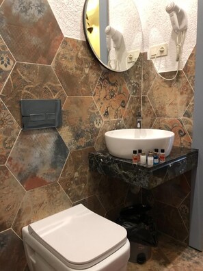 Basic Room | Bathroom | Shower, rainfall showerhead, free toiletries, hair dryer - Renaissance Boutique Hotel (Baku)