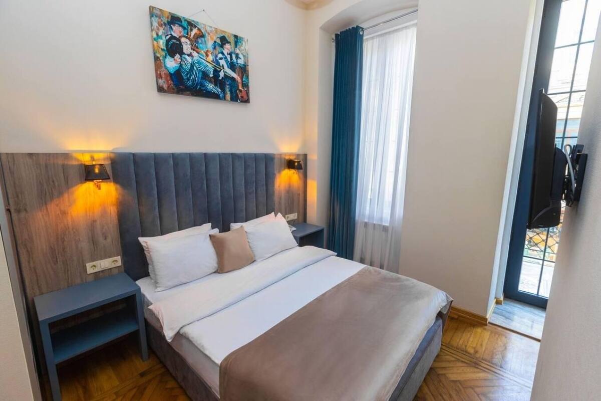 Basic Room | Egyptian cotton sheets, premium bedding, down duvets, in-room safe