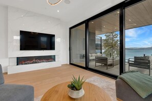 Smart TV, fireplace - Lakeside Luxury 3BR+Flex Room with Stunning Views (Penticton)