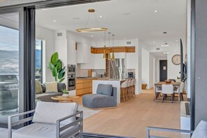 Interior - Lakeside Luxury 3BR+Flex Room with Stunning Views (Penticton)
