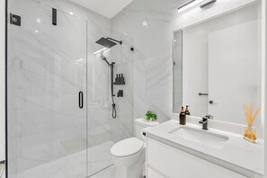 Dusche, Haartrockner, Handtücher, Seife