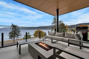 Terrace/patio - Lakeside Luxury 3BR+Flex Room with Stunning Views (Penticton)
