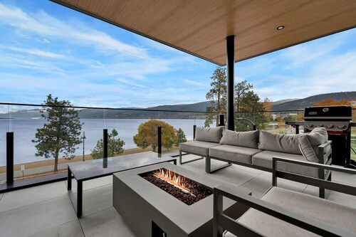 Lakeside Luxury 3BR+Flex Room with Stunning Views
