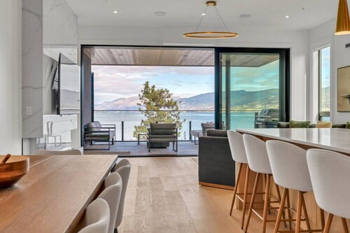 Lakeside Luxury 3 bedroom & Flex Room with Stunning Views of Okanagan Lake!