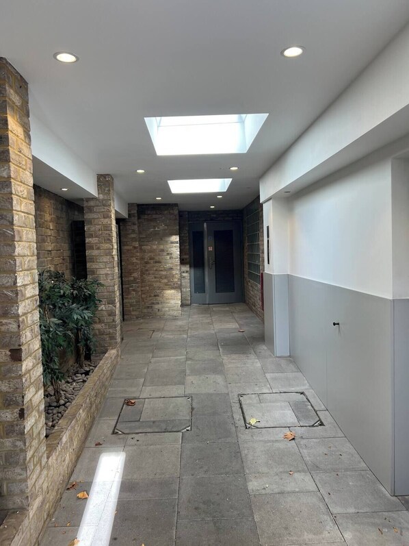 المنشأة من الداخل