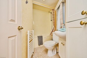 Bathroom - Beachlands (Cowes)