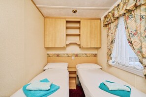 2 bedrooms, bed sheets - Beachlands (Cowes)