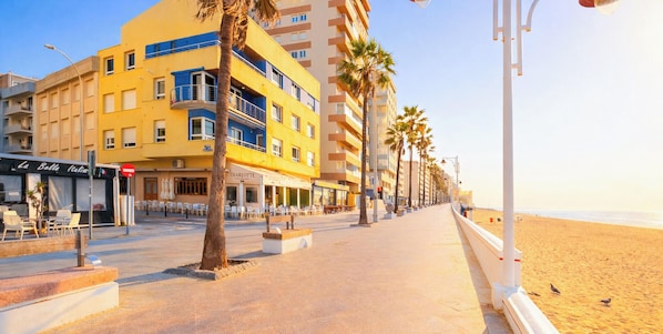 A coastal promenade with a row of buildings, palm trees, and a beach. - Double room - IMAR Hostel by Cadiz4Rentals (Cádiz)