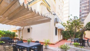 Outdoor dining - Double room - IMAR Hostel by Cadiz4Rentals (Cádiz)