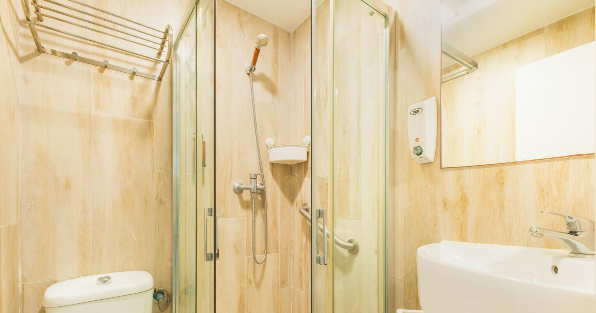 Een douche, een haardroger, handdoeken