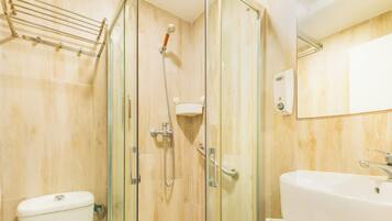 Een douche, een haardroger, handdoeken
