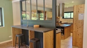 Kühlschrank, Wasserkocher mit Kaffee-/Teezubehör