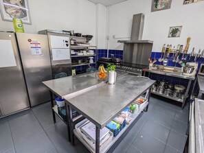 Oven, stovetop, cookware/dishes/utensils - Foxhills of Shanklin (Shanklin)