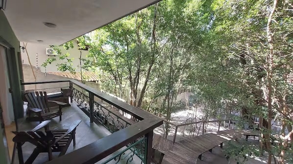 Apartamento clássico, varanda coberta, vista para o jardim | Varanda coberta