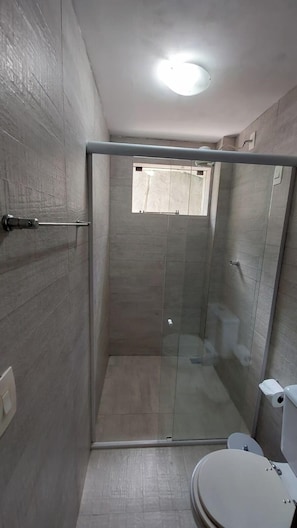 Apartamento clássico, varanda coberta, vista para o jardim | Banheiro