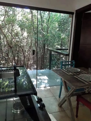 Apartamento clássico, varanda coberta, vista para o jardim | Cozinha privada