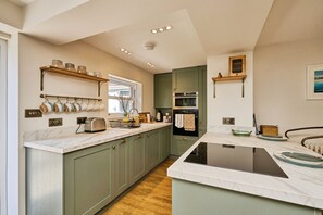 Oven, cookware/dishes/utensils - Vine Cottage (Ryde)