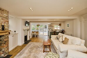 LCD TV, fireplace - Vine Cottage (Ryde)