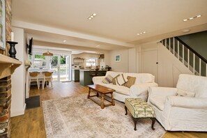 LCD TV, fireplace - Vine Cottage (Ryde)