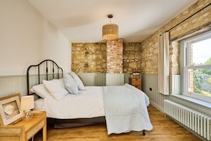 3 bedrooms, bed sheets - Vine Cottage (Ryde)