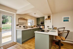 Oven, cookware/dishes/utensils - Vine Cottage (Ryde)