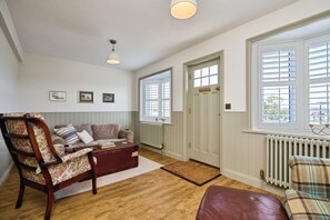 LCD TV, fireplace - Vine Cottage (Ryde)