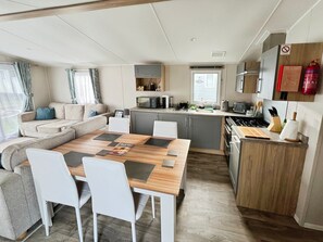 Oven, stovetop, cookware/dishes/utensils - Willerby Malton (Sandown)