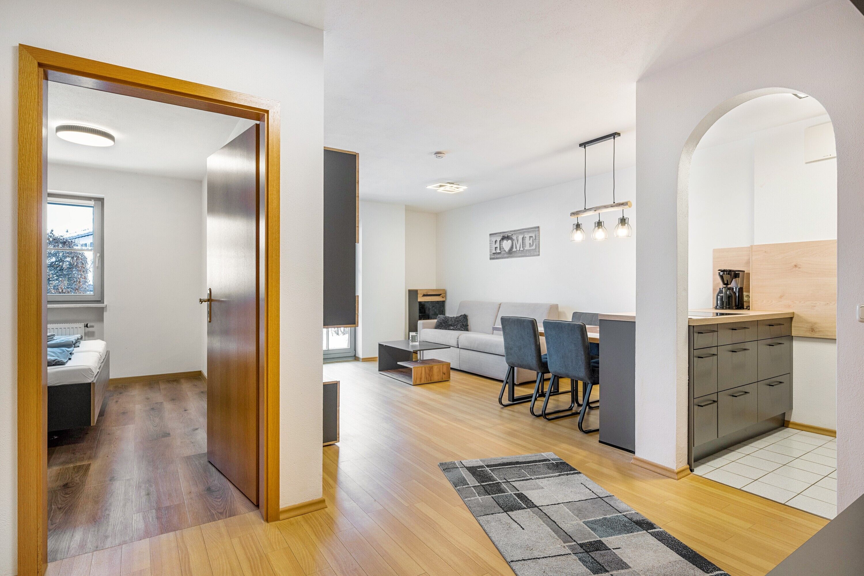 Una televisión, una mesa de tenis de mesa, un reproductor estéreo