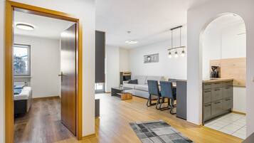 Una televisión, una mesa de tenis de mesa, un reproductor estéreo