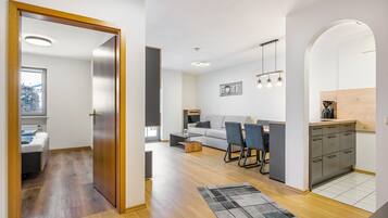 Una televisión, una mesa de tenis de mesa, un reproductor estéreo