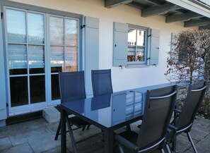 Outdoor dining - Alpine Panorama Apartment with Pool and Sauna (Oberaudorf)