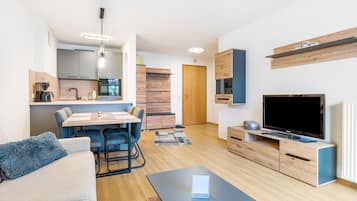 TV, table tennis, stereo