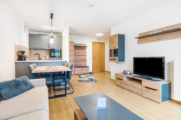 TV, mesa de pingue-pongue, aparelho de som