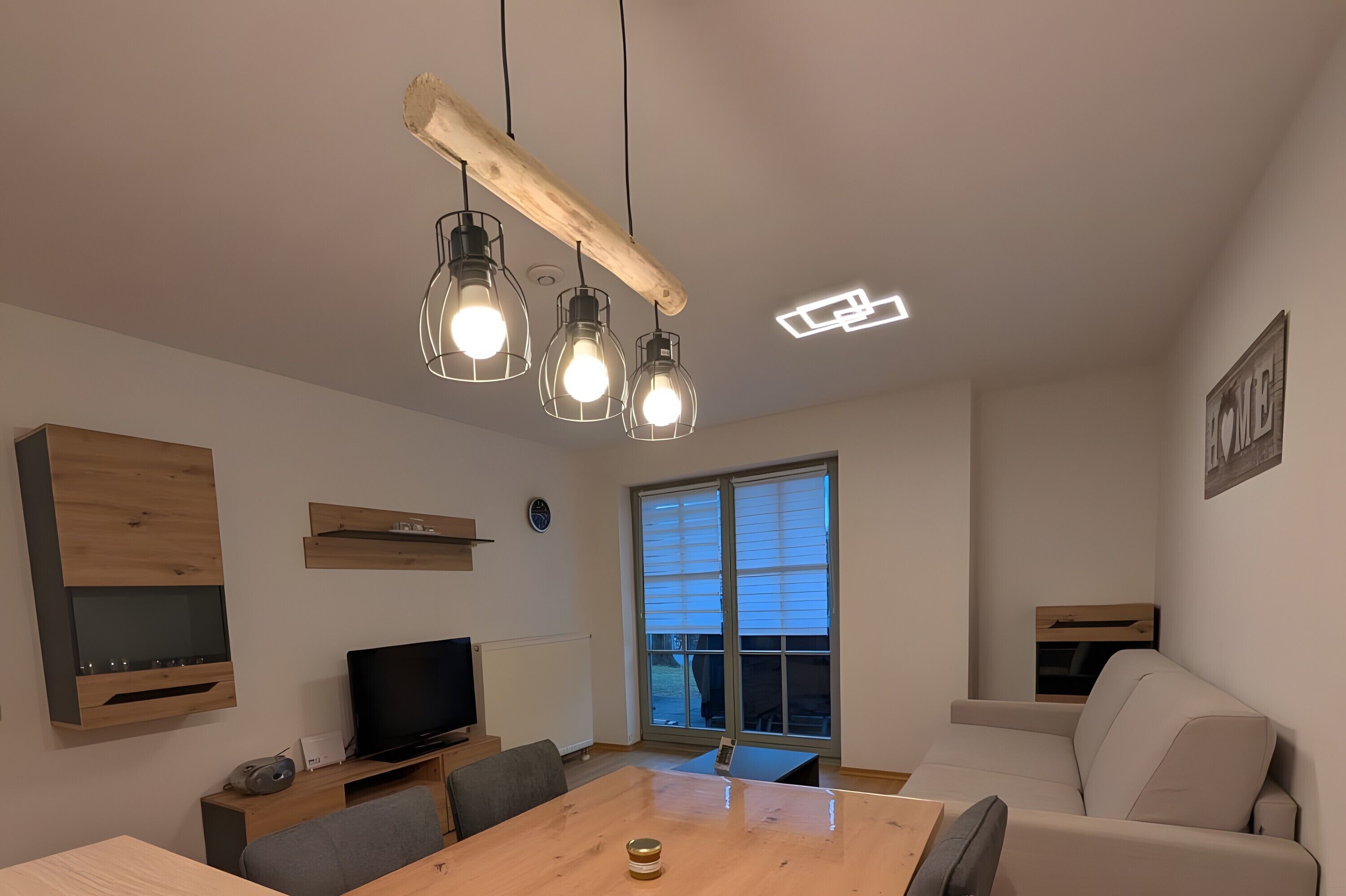 Fernseher, Tischtennisplatte, Stereoanlage