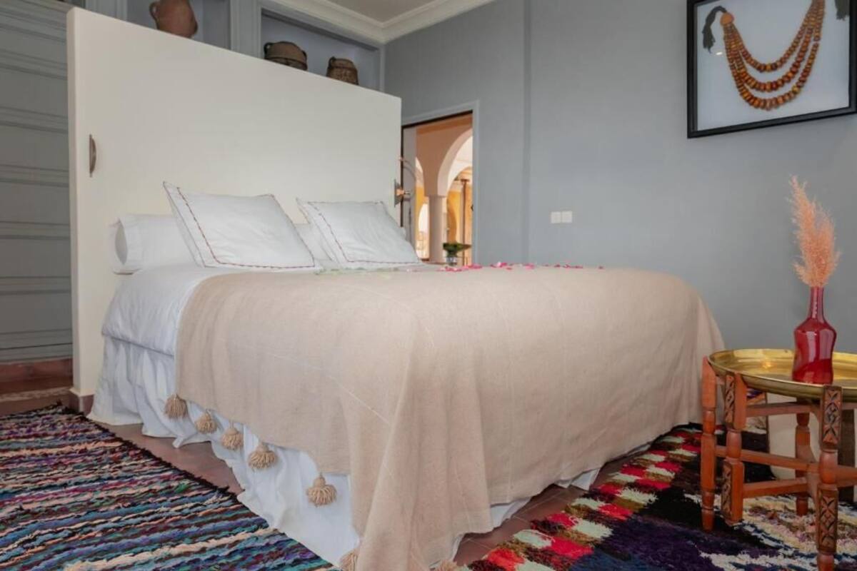 Ein Schlafzimmer mit einem Bett, einem kleinen Tisch und einem Stuhl.
