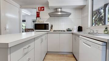 Een koelkast, een microgolfoven, een kookplaat, een vaatwasser