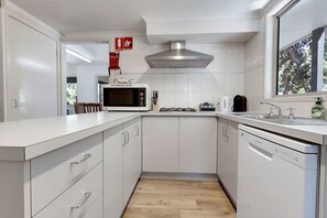 Een koelkast, een microgolfoven, een kookplaat, een vaatwasser