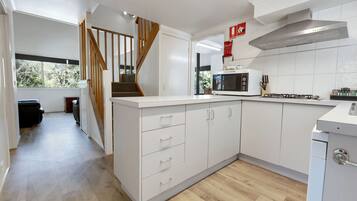 Een koelkast, een microgolfoven, een kookplaat, een vaatwasser